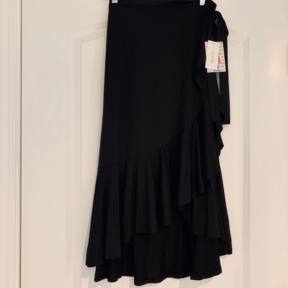 Black NWT wrap Size XL Bella skirt